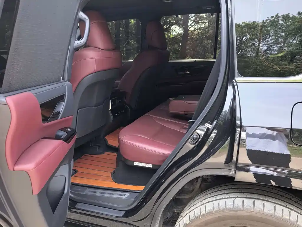 Lexus LX 600