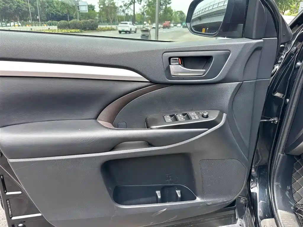Highlander 2.0 T 4 WD Luxury 7-seat CN-V