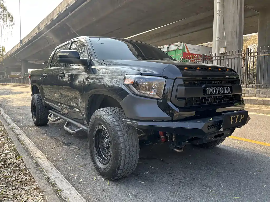Tundra 5.7 L Auto