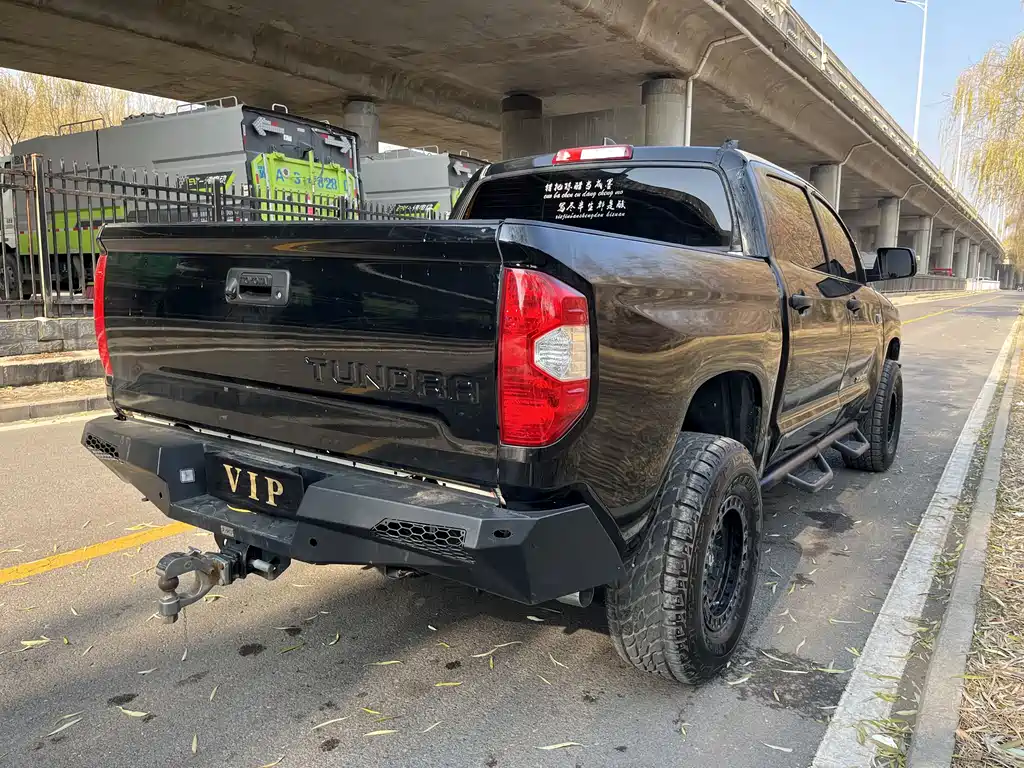 Tundra 5.7 L Auto