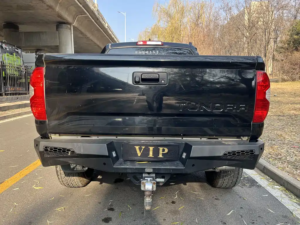Tundra 5.7 L Auto
