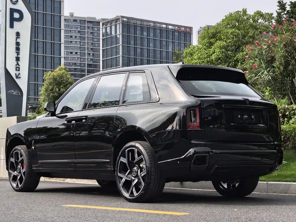 Cullinan Black Badge