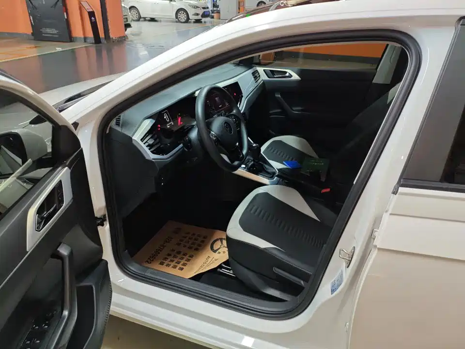 Polo Plus 1.5 L Auto Colorful Tech