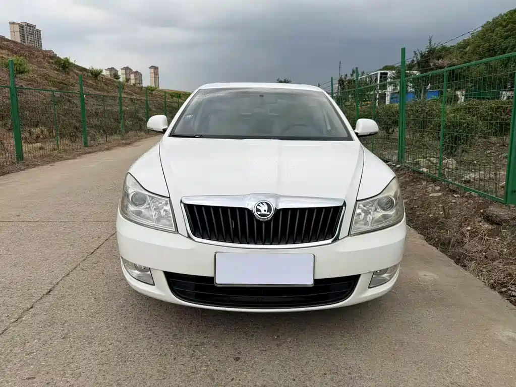 Octavia Classic 1.6 L Manual Yijie