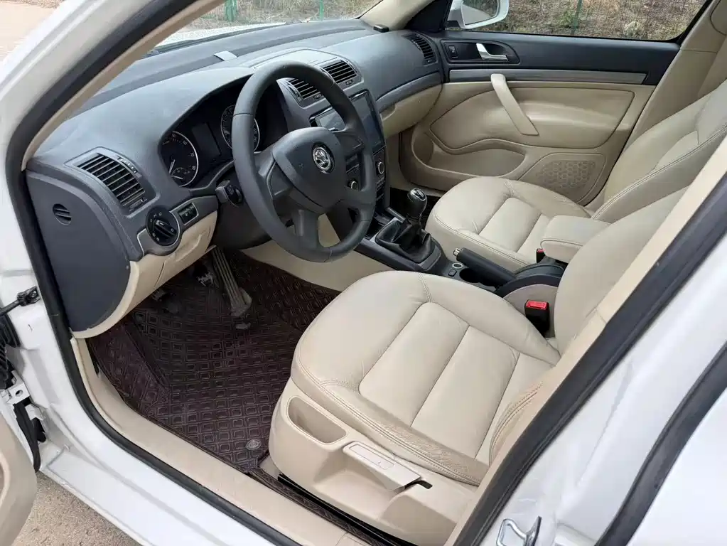 Octavia Classic 1.6 L Manual Yijie