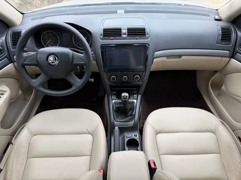 Octavia Classic 1.6 L Manual Yijie