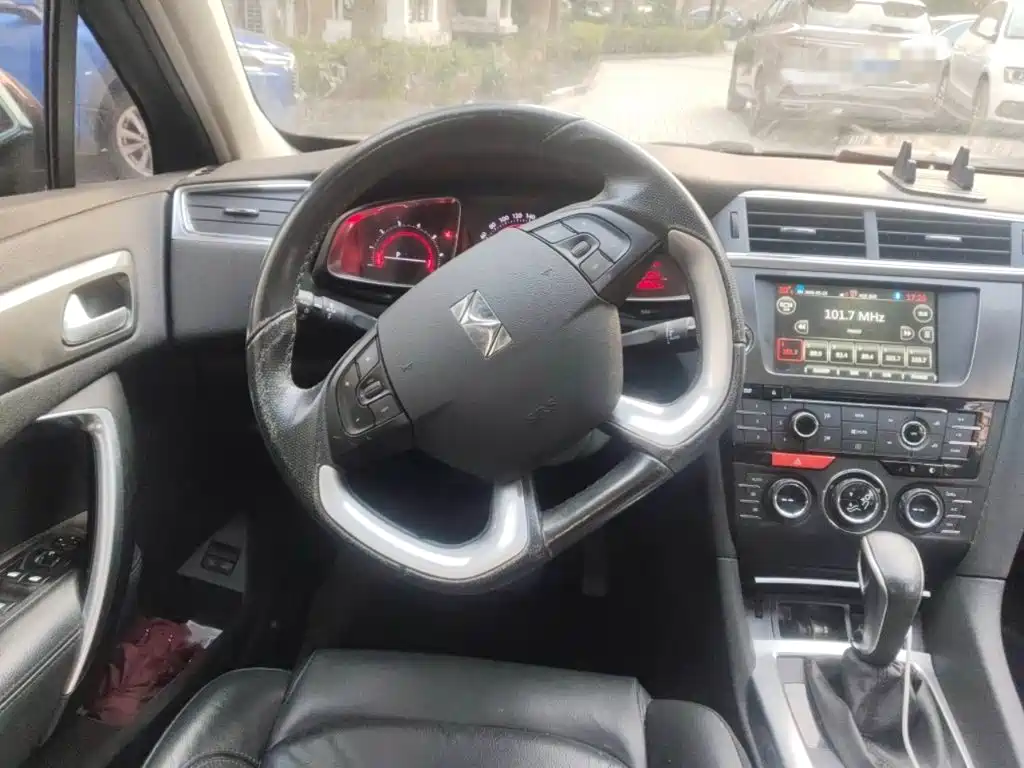 DS 6 1.6 T Luxury THP160