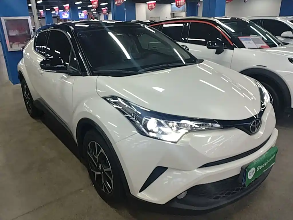 Toyota C-HR 2.0 L Leading