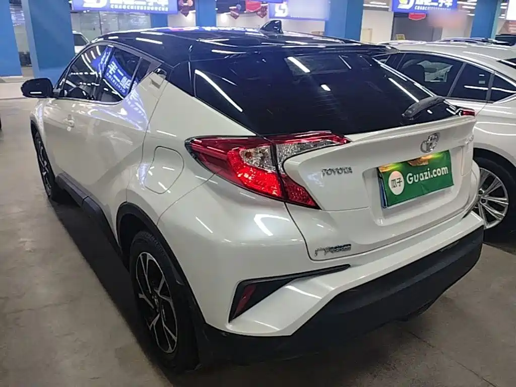 Toyota C-HR 2.0 L Leading