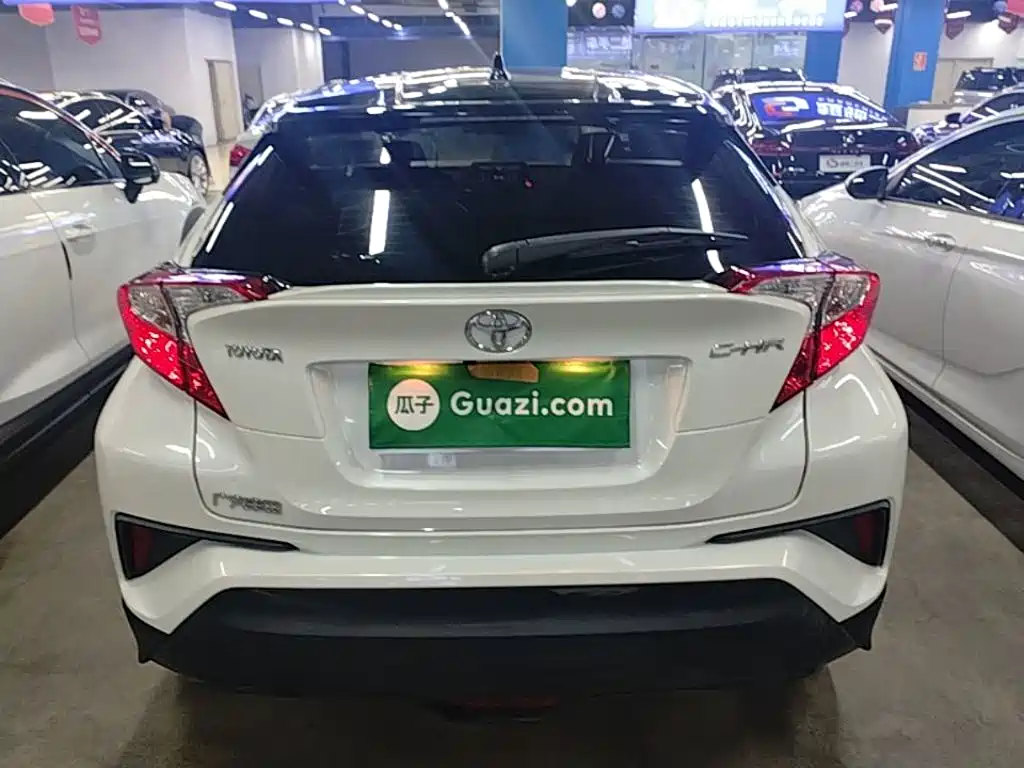 Toyota C-HR 2.0 L Leading