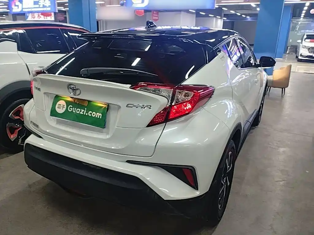 Toyota C-HR 2.0 L Leading
