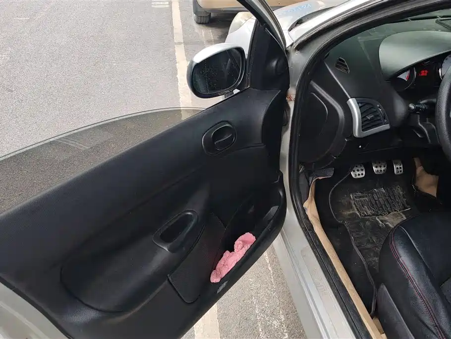 Peugeot 207 Sedan 1.4 L Manual