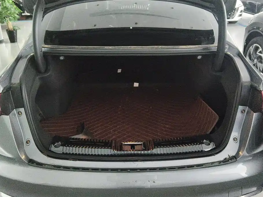 Hongqi H5 2.0 T Auto Connected Flagship Enjoyment