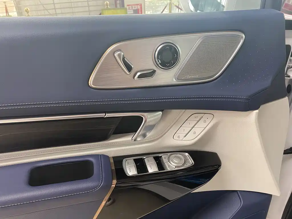 Century 2.0 T 7-seat Heritage
