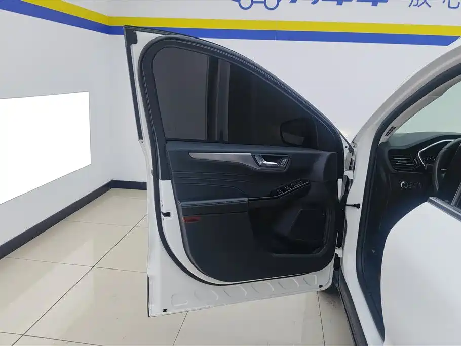 Escape EcoBoost 245 2 WD Shine Enjoyment