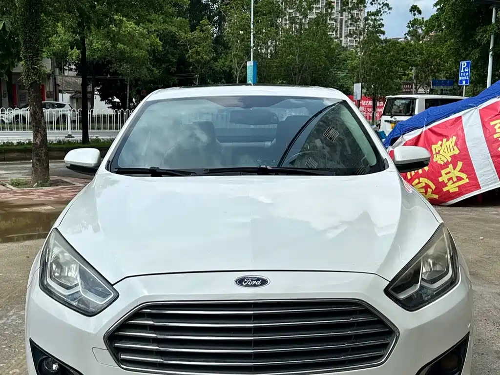 Escort 1.5 L Auto Fashion