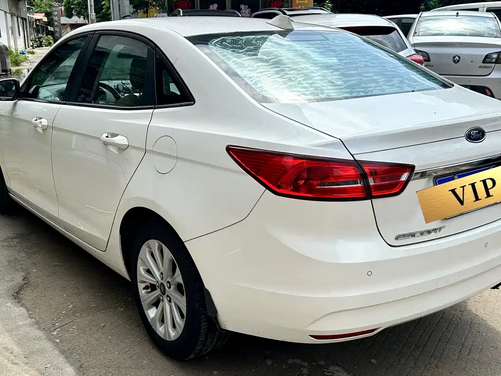 Escort 1.5 L Auto Fashion
