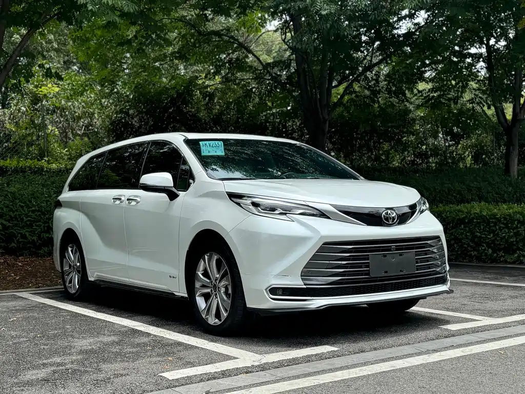 Sienna 2.5 L Hybrid Distinguished