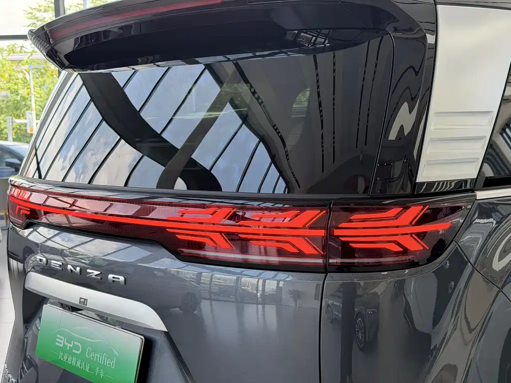 Denza D9 DM-i Smart Drive 1020 4 WD Flagship
