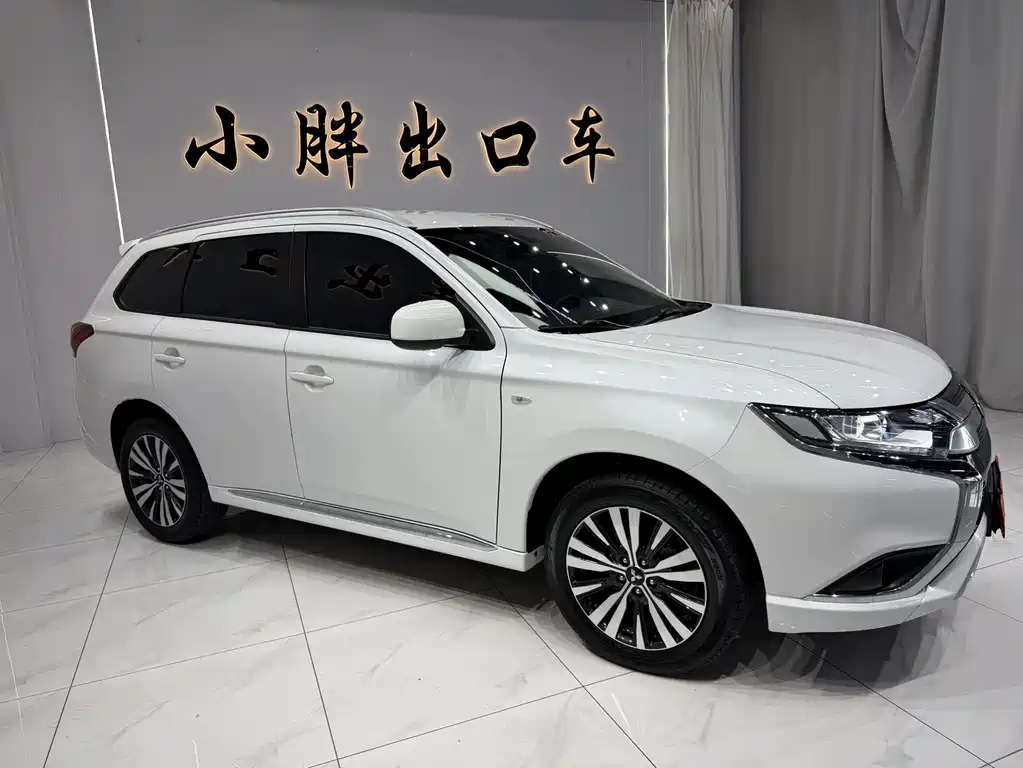 Outlander Facelift 2.0 L 2 WD Smooth Travel 5-seat