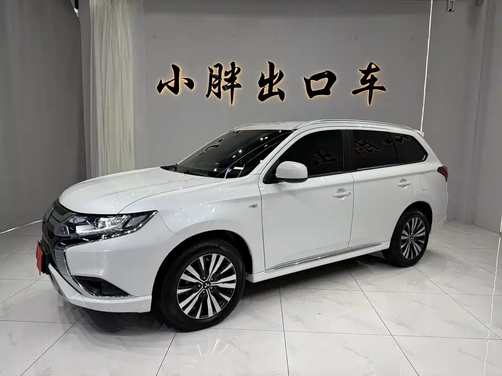 Outlander Facelift 2.0 L 2 WD Smooth Travel 5-seat