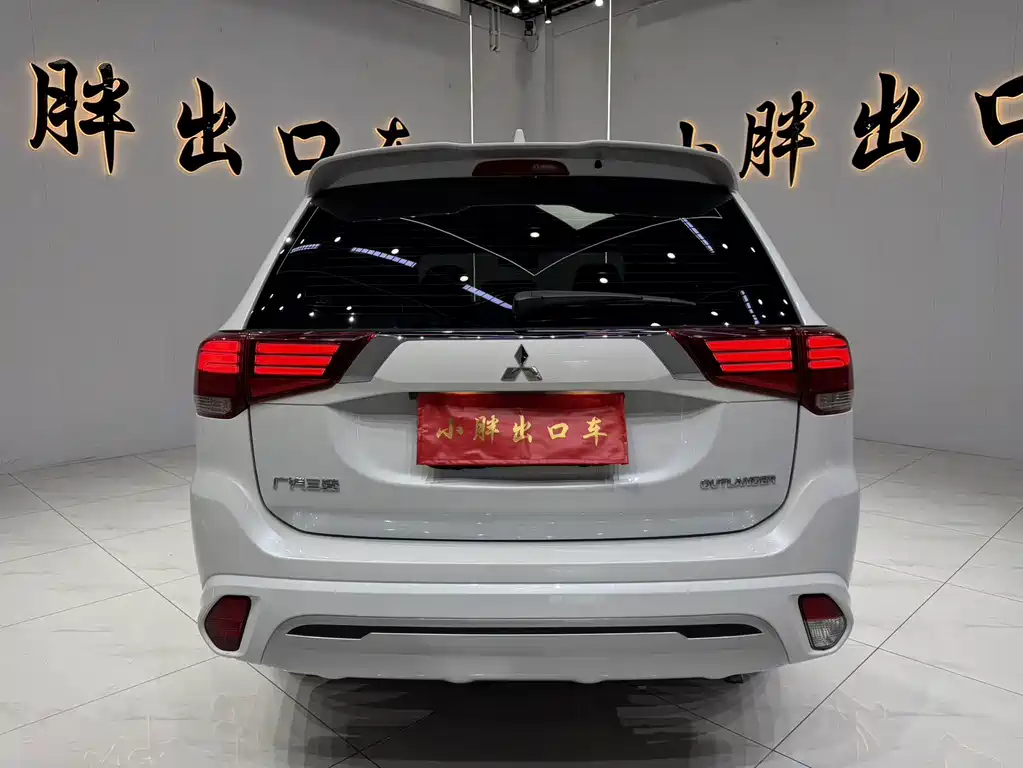 Outlander Facelift 2.0 L 2 WD Smooth Travel 5-seat