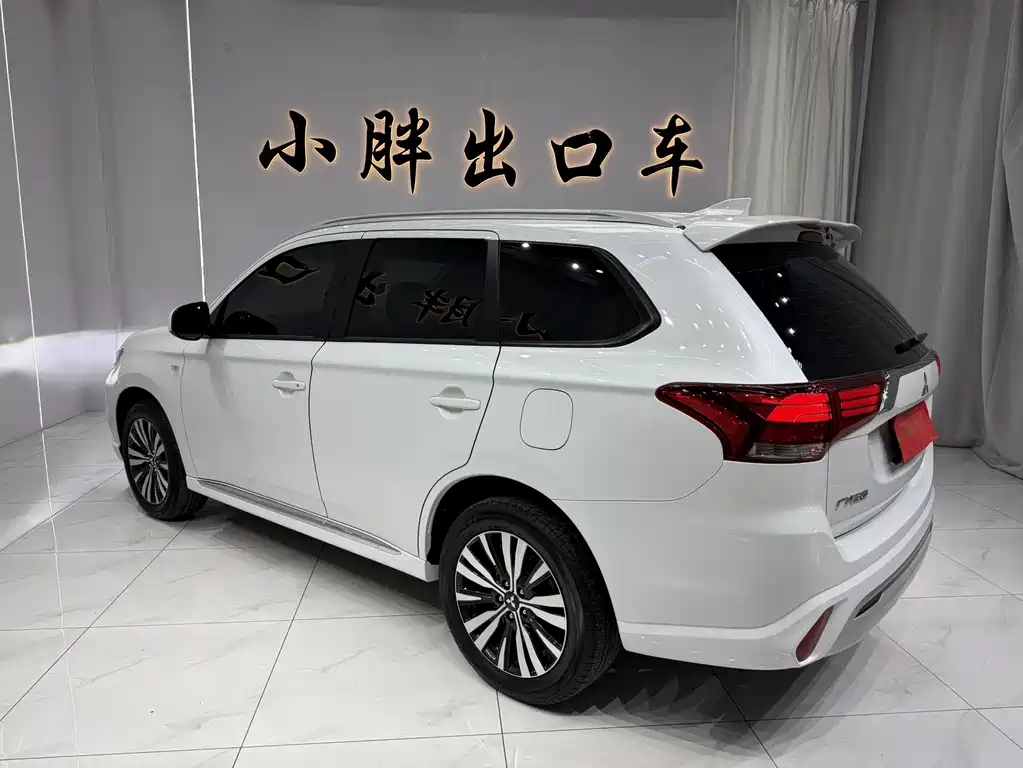 Outlander Facelift 2.0 L 2 WD Smooth Travel 5-seat