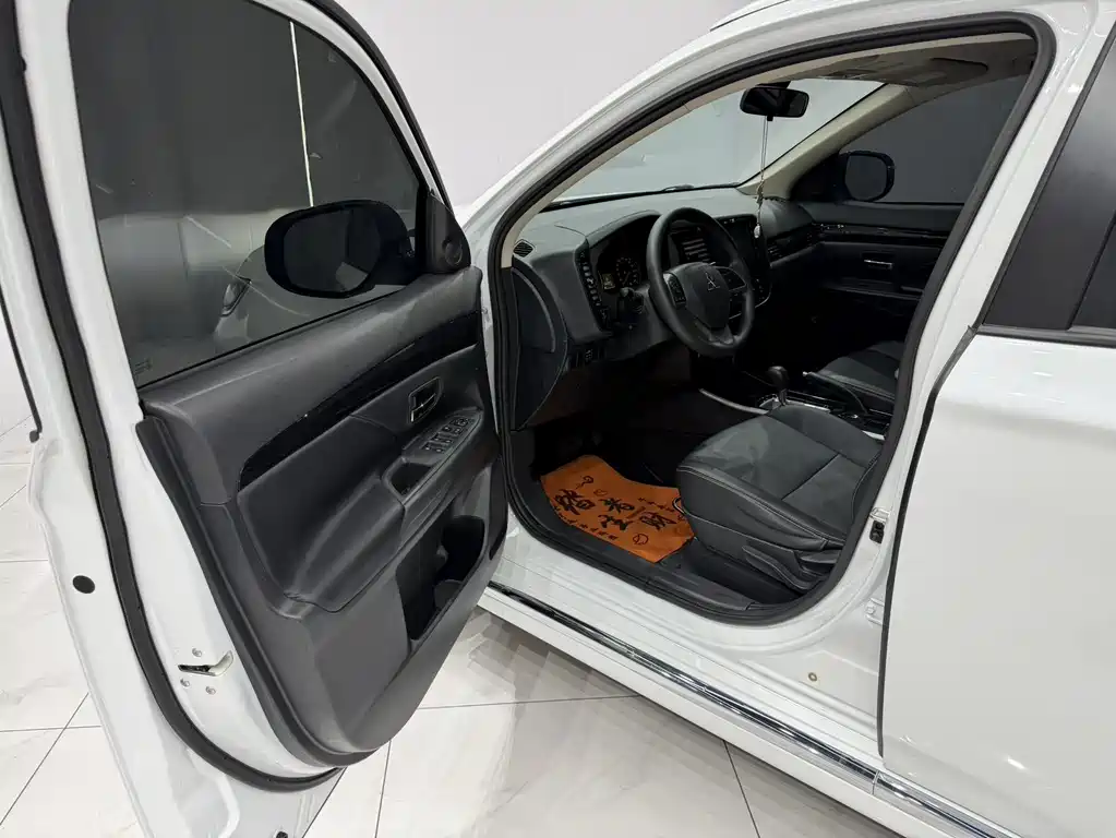 Outlander Facelift 2.0 L 2 WD Smooth Travel 5-seat