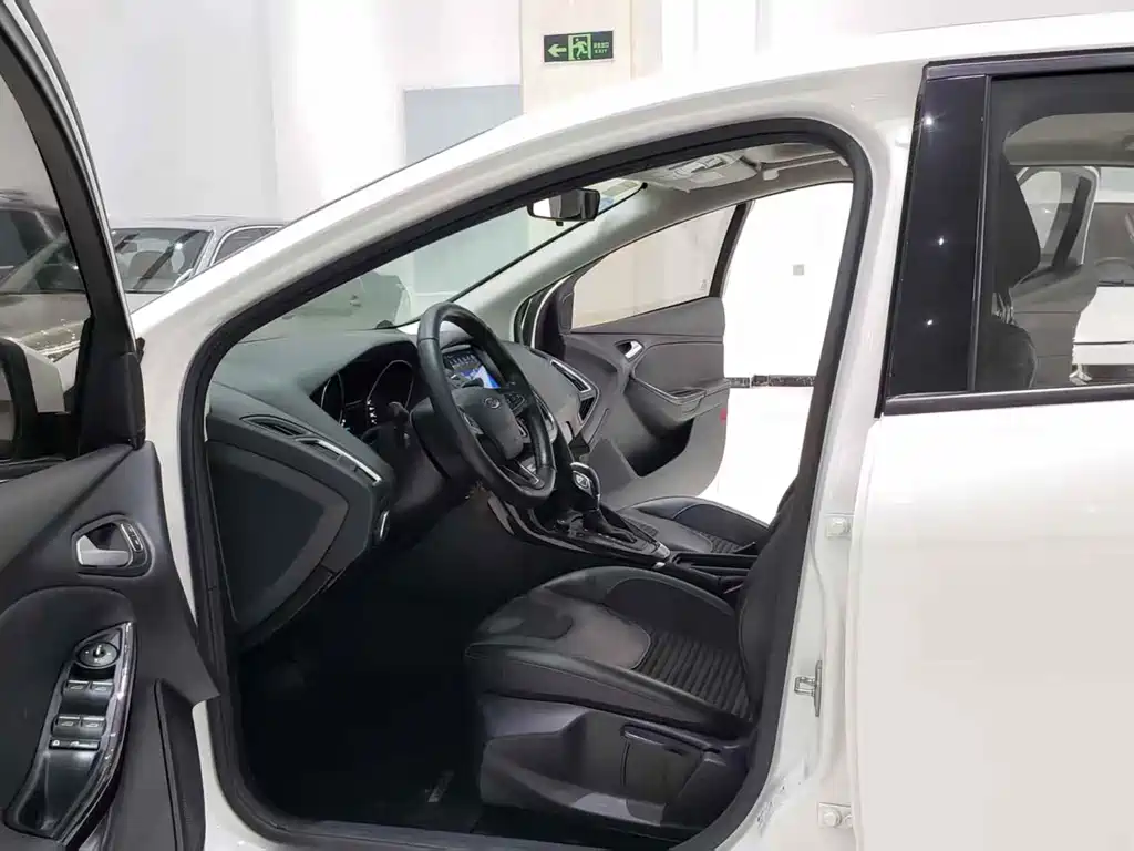Focus Sedan EcoBoost 125 Auto Super Style