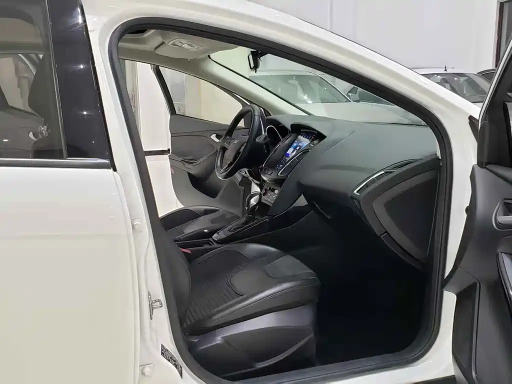 Focus Sedan EcoBoost 125 Auto Super Style