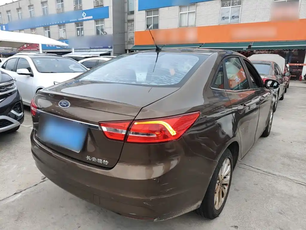 Escort 1.5 L Auto Fashion