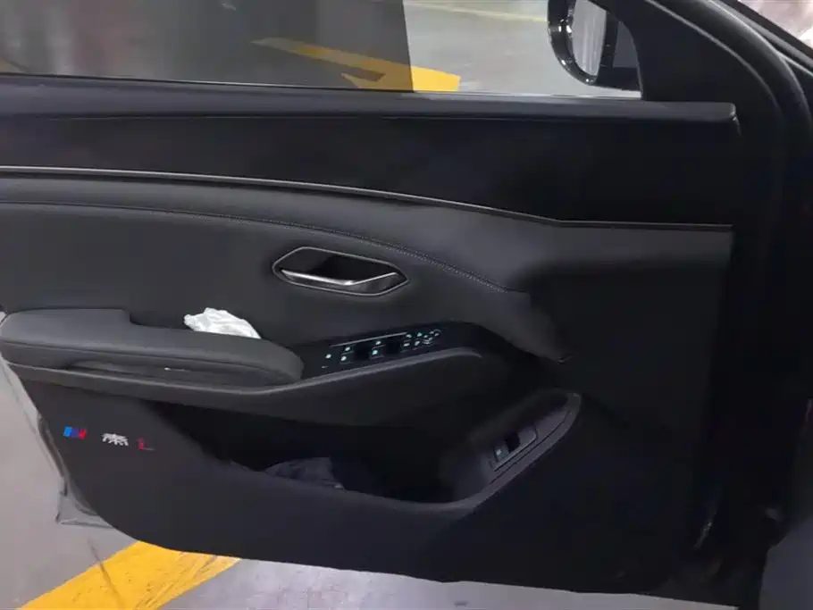 Qin L DM-i Smart Drive 80 KM Leading