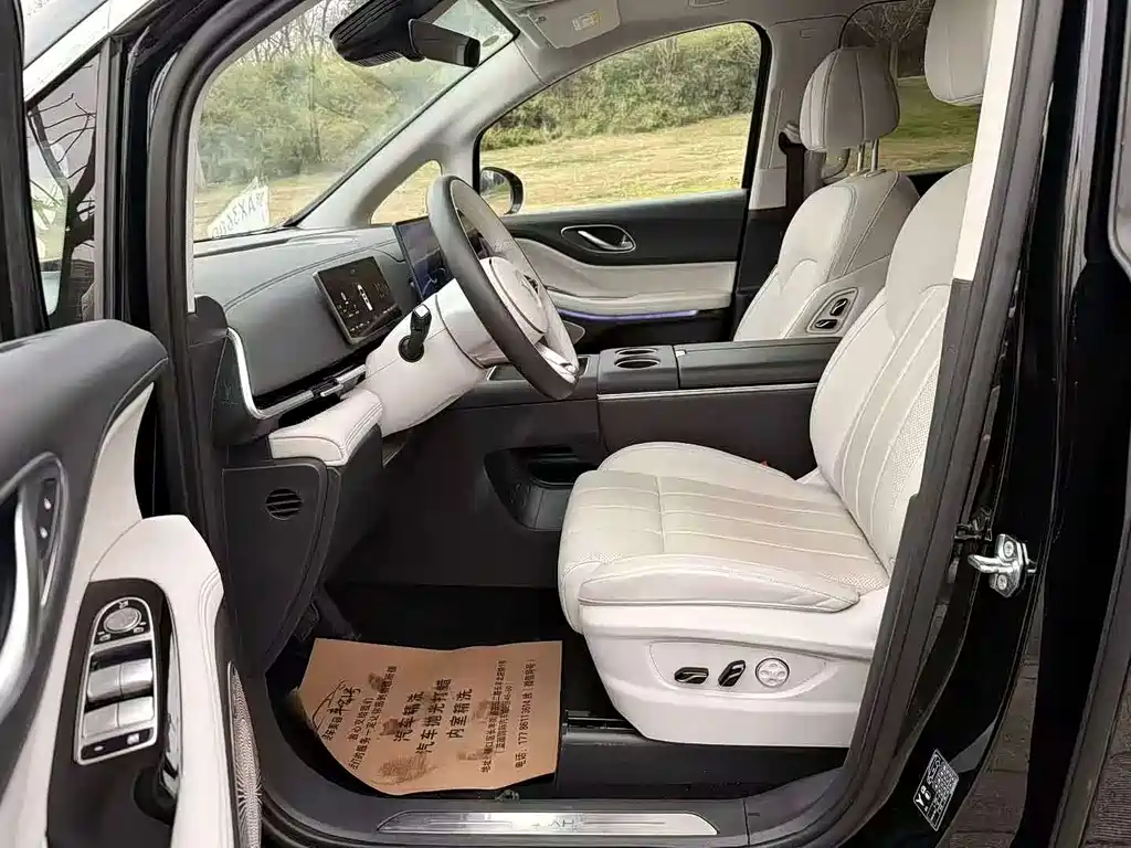 Voyah Dreamer PHEV 4 WD Distinguished Kunpeng