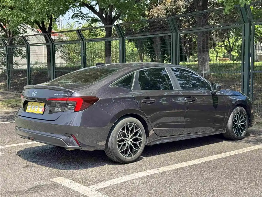 Integra 240 TURBO CVT Luxury