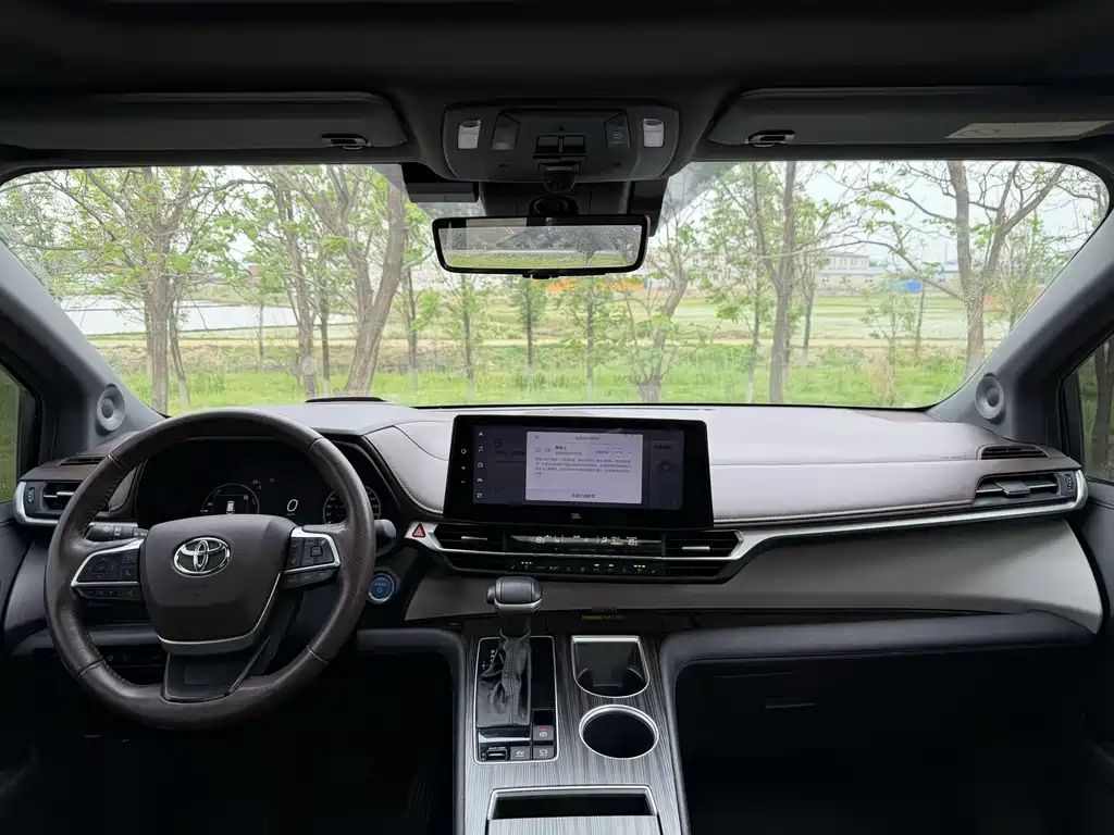 Granvia 2.5 L Hybrid Flagship VIP
