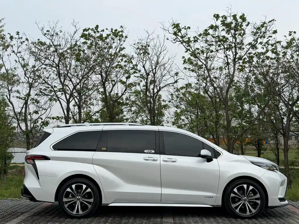 Granvia 2.5 L Hybrid Flagship VIP