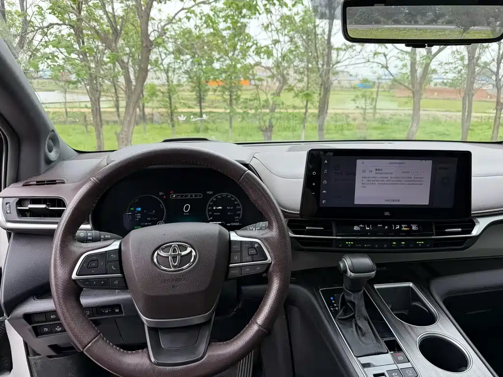 Granvia 2.5 L Hybrid Flagship VIP