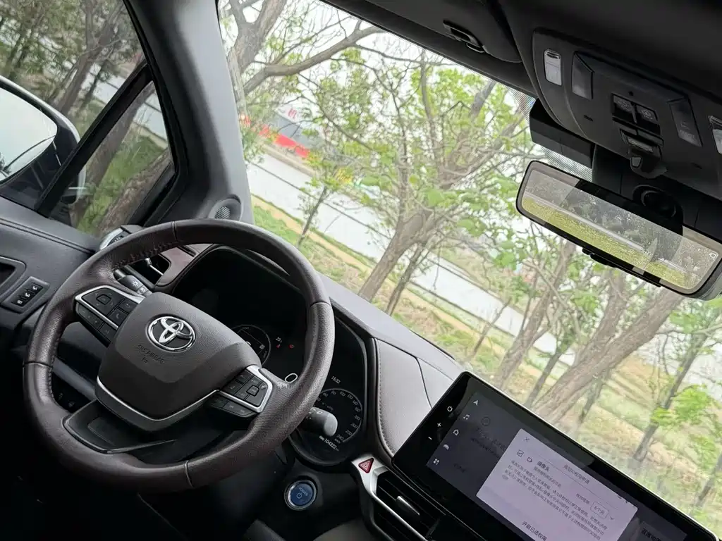 Granvia 2.5 L Hybrid Flagship VIP