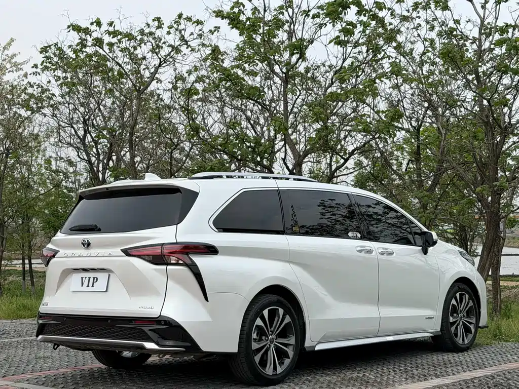 Granvia 2.5 L Hybrid Flagship VIP