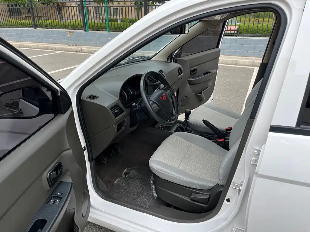 Wuling Hongguang Facelift 1.5 L S Comfort Electric Assist LAR