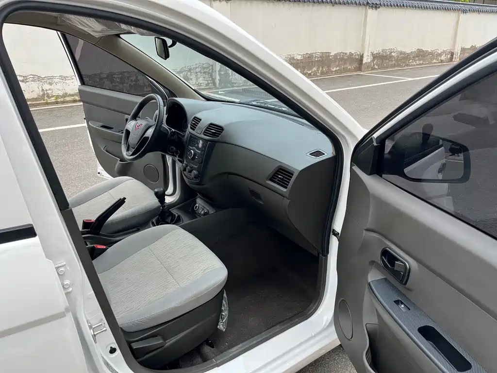 Wuling Hongguang Facelift 1.5 L S Comfort Electric Assist LAR