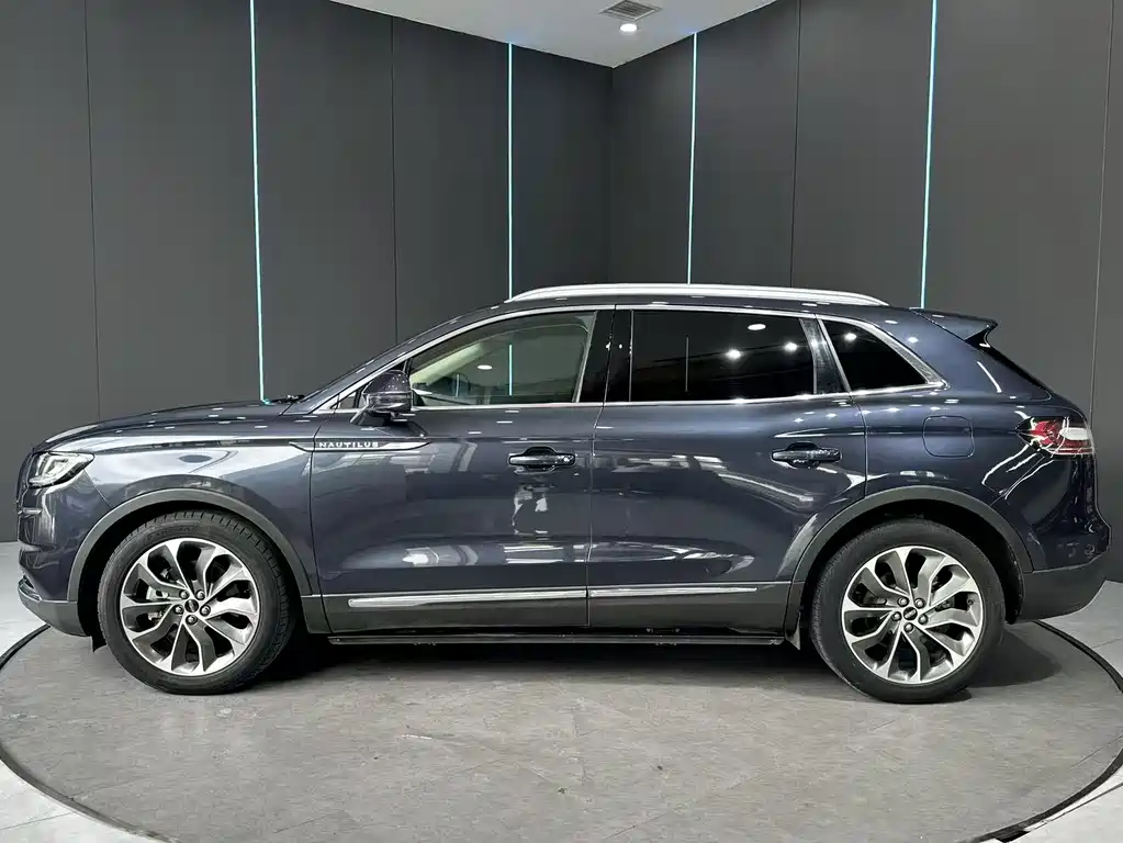 Nautilus 2.0 T 4 WD Premium