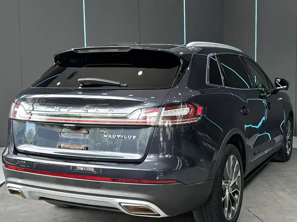 Nautilus 2.0 T 4 WD Premium