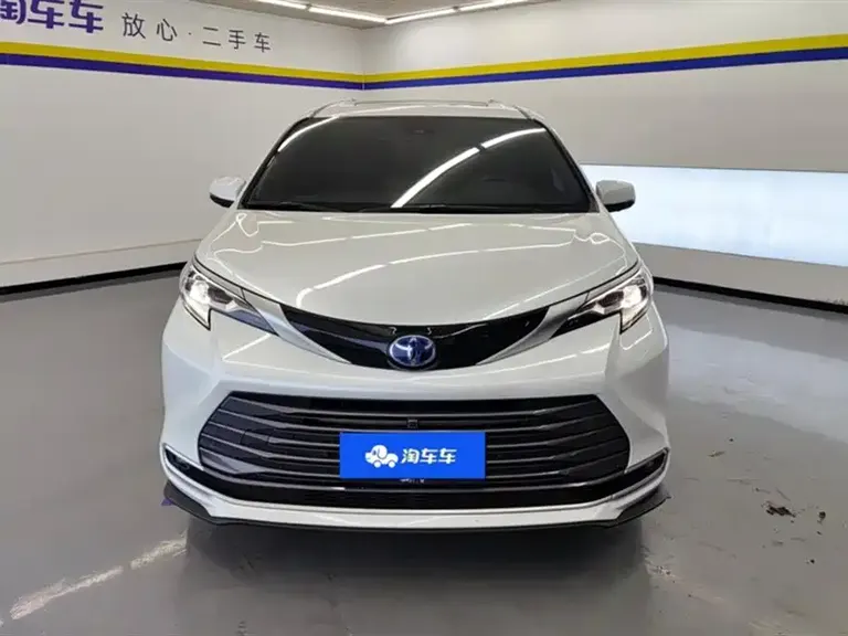 Toyota Sienna 2.5 L Hybrid Distinguished