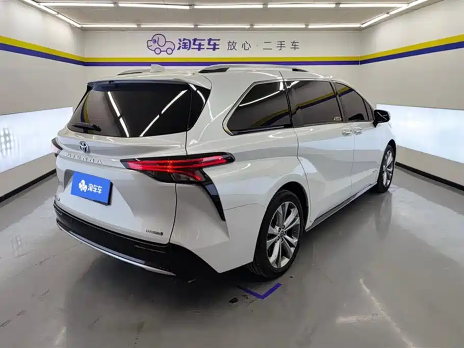 Sienna 2.5 L Hybrid Distinguished