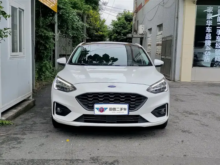 Ford Focus Hatchback EcoBoost 180 Auto Sharp Trend