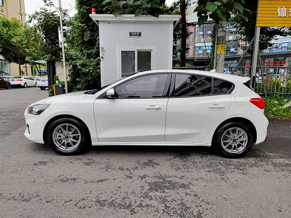 Focus Hatchback EcoBoost 180 Auto Sharp Trend