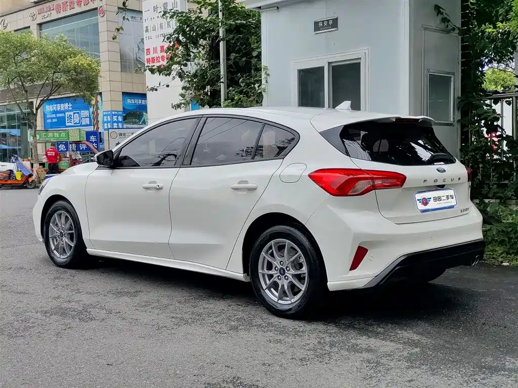 Focus Hatchback EcoBoost 180 Auto Sharp Trend
