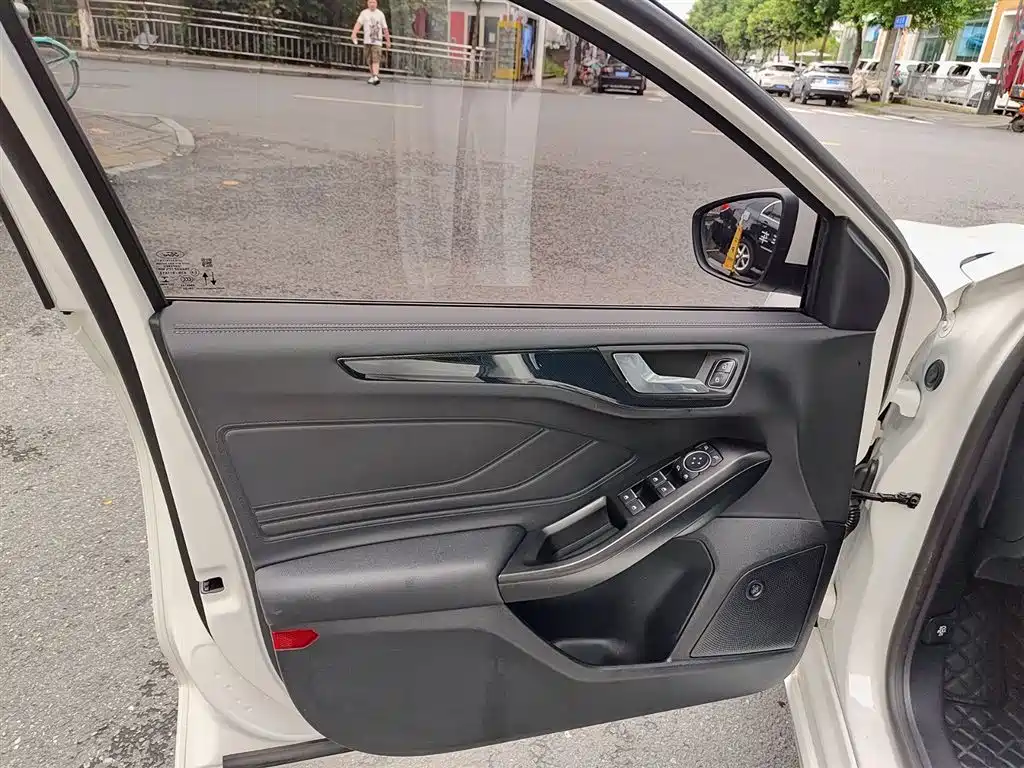 Focus Hatchback EcoBoost 180 Auto Sharp Trend