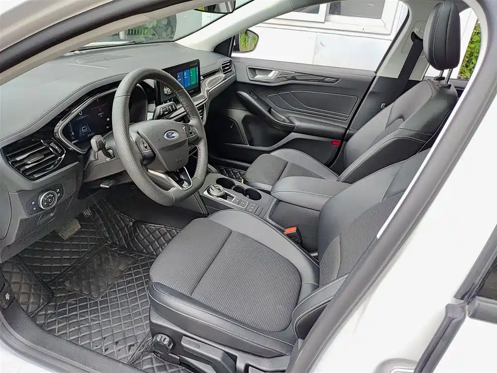 Focus Hatchback EcoBoost 180 Auto Sharp Trend